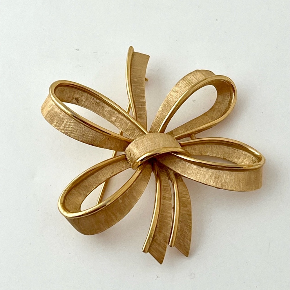 Gold Trifari Ribbon Brooch
